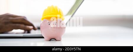 African American Accountant fare soldi risparmi e sicurezza delle costruzioni Foto Stock