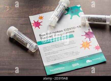 Covid-19 kit di test per la saliva in casa fornito come parte del programma di test Covid-19 di Southampton sviluppato dall'Università di Southampton e dall'NHS. Il test è stato presentato al pubblico nel settembre 2020, Southampton, Hampshire, Inghilterra, Regno Unito Foto Stock