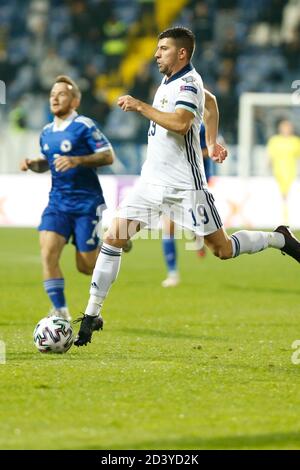 Sarajevo, Bosnia-Erzegovina. 8 ottobre 2020. I giocatori bosniaci Edon Dzeko controllano la palla durante la partita di qualificazione Euro 2020 Bosnia-Erzegovina e Irlanda del Nord a Sarajevo, Bosnia-Erzegovina, 8 ottobre 2020. Allo stadio Grbavica, Sarajevo. Credit: Amel Emric/Alamy Live News Foto Stock