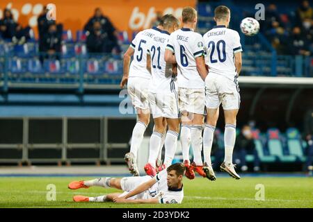 Sarajevo, Bosnia-Erzegovina. 8 ottobre 2020. Irlanda del Nord i giocatori saltano a palla di blocco durante la partita di qualificazione Euro 2020 Bosnia-Erzegovina e Irlanda del Nord a Sarajevo, Bosnia-Erzegovina, 8, ottobre 2020. Allo stadio Grbavica, Sarajevo. Credit: Amel Emric/Alamy Live News Foto Stock