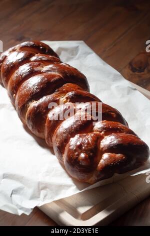 Pane dolce tedesco Hefezopf appena sfornato, cibo confortevole a casa Foto Stock