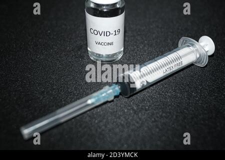 Contenitore vaccino Covid19 e siringa vuota, trattamento della malattia pandemica del coronavirus Foto Stock