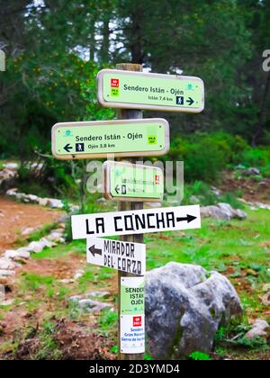 Un cartello stradale a Ojen, che mostra le indicazioni per la montagna la Concha in Spagna Foto Stock