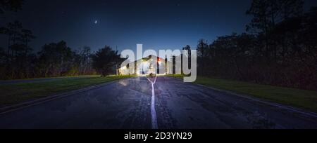 L'ingresso al Parco Nazionale delle Everglades di notte con una luna crescente e stelle che risplendono nel cielo. Foto Stock