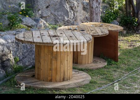 Closeup di bobine di cavo di legno Foto Stock