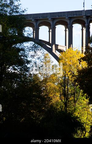 Ponte ad alto livello Brecksville-Northfield sul fiume Cuyahoga, il Towpath Trail e il canale Ohio e Erie Foto Stock