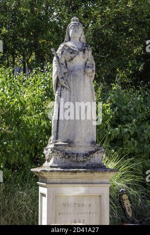 WOODBRIDGE, REGNO UNITO - 07 agosto 2020: Una statua della Regina Vittoria nella città di Woodbridge. Foto Stock