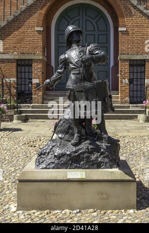 WOODBRIDGE, REGNO UNITO - 07 agosto 2020: The Drums to the Fore and Aft by the 8th Earl of Albemarle, che si trova fuori dal palazzo del consiglio comunale i Foto Stock