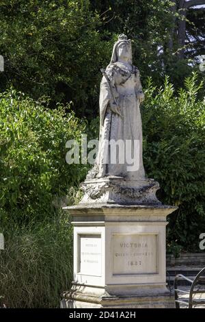 WOODBRIDGE, REGNO UNITO - 07 agosto 2020: Una statua della Regina Vittoria nella città di Woodbridge. Foto Stock