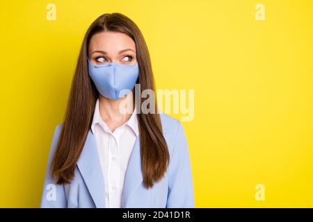 Foto di capo avvocato banchiere in maschera medica guardare copyspace segui covid quarantena notizie indossare giacca blu tuta isolato sopra colore brillante Foto Stock