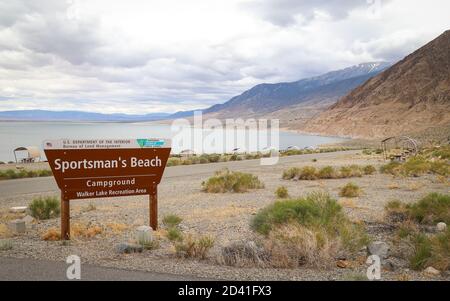 WALKER LAKE, NEVADA, STATI UNITI - Feb 26, 2019: Un cartello in legno accoglie i visitatori per l'uso giornaliero e aree campeggio di Sportsman's Beach, sulla parte occidentale Foto Stock