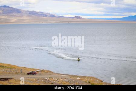 WALKER LAKE, NEVADA, STATI UNITI - Feb 26, 2019: Una persona guida uno sci d'acqua sul Nevada's Walker Lake vicino Sportsman's Beach Recreation Area. Foto Stock