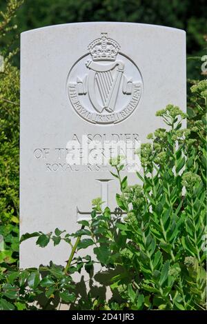 Lapide di un soldato sconosciuto del reggimento reale irlandese al cimitero militare di St. Symphorien a Mons, Belgio Foto Stock