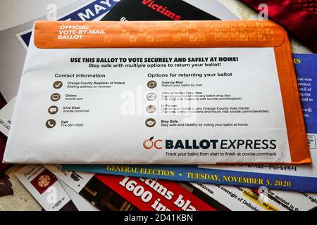 2020 posta elettorale per gli elettori della contea di Orange, California. Foto Stock