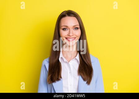 Foto di buon umore ragazza azienda proprietario capo sguardo dentro fotocamera godetevi l'abbigliamento da lavoro blu vestito isolato su colori brillanti sfondo Foto Stock