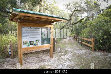 FRUITLAND PARK, FLORIDA, STATI UNITI - 22 ottobre 2018: Un sentiero escursionistico è contrassegnato con un cartello interpretativo all'interno del Lake Griffin state Park della Florida Foto Stock