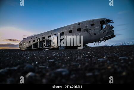 VIK, ISLANDA - 11 dicembre 2018: Un'immagine inquietante della fusoliera di un aereo navale statunitense costretto a fare un atterraggio di emergenza sul Solheimasandur Bea islandese Foto Stock