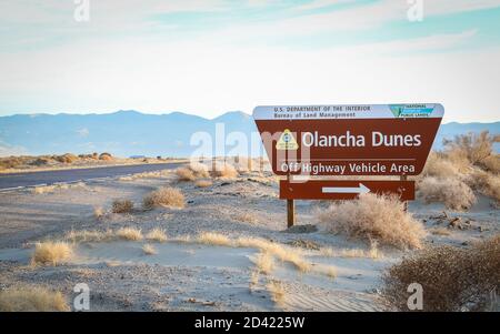 OLANCHA, CALIFORNIA, STATI UNITI - 19 dicembre 2018: Un cartello annuncia la posizione di Olancha Dunes Off Highway Vehicle Area nella California orientale. Foto Stock