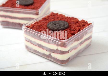 Scatola dessert velluto rosso in un vasetto con biscotto al cioccolato come una guarnizione Foto Stock