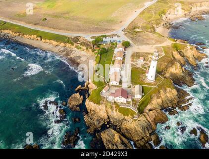 Vista aerea di una costa rocciosa del faro di Pigeon Point in California, USA Foto Stock
