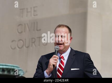 St. Louis, Stati Uniti. 8 ottobre 2020. Il procuratore generale del Missouri Eric Schmitt fa le sue osservazioni durante un evento per backstoppers presso il Civil Courts Building di St. Louis l'8 ottobre 2020. Photo by Bill Greenblatt/UPI Credit: UPI/Alamy Live News Foto Stock