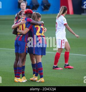 Barcellona, Spagna. 8 Ott 2020. I giocatori di Barcellona festeggiano per il punteggio durante la partita di calcio semifinale Copa de la Reina tra il FC Barcelona e il Sevilla CF a Barcellona, in Spagna, l'8 ottobre 2020. Credit: Joan Gosa/Xinhua/Alamy Live News Foto Stock