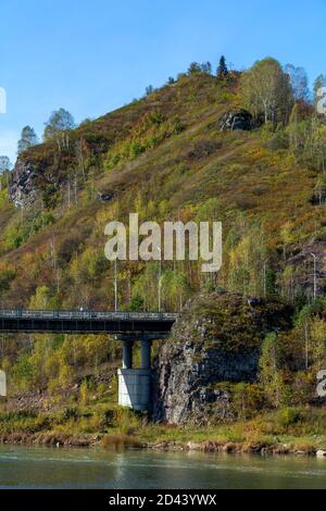 Alta riva destra del fiume Kondoma a Gornaya Shoriya, regione di Kemerovo, Kuzbass Foto Stock