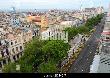 Passeggiata Paseo del Prado e Paseo de Marti a l'Avana Vecchia a Cuba. Vista alta di El Prado e dello skyline di Habana. Foto Stock