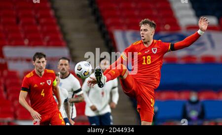 Londra, Regno Unito. 9 Ott 2020. Joe Rodon (R) del Galles compete durante un incontro amichevole tra Inghilterra e Galles a Londra, Gran Bretagna, l'8 ottobre 2020. Credit: Xinhua/Alamy Live News Foto Stock