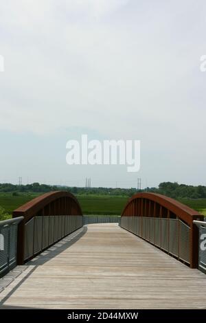 Paesaggio di un ponte pedonale al Russell W. Peterson Urban Wildlife Refuge a Wilmington, Delaware Foto Stock