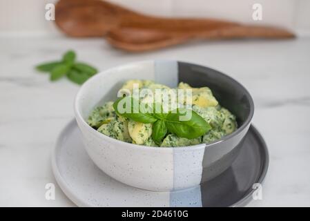 Tortellini italiani con spinaci e basilico su un tavolo Foto Stock