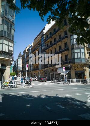 SAN SEBASTIAN, SPAGNA - 13 maggio 2019: Vita cittadina ad un bivio nel centro di San Sebastian, Spagna, con tipiche vecchie case Foto Stock