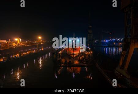 Nave fotografica notturna al molo di Danzica. Getto d'aria. Foto Stock