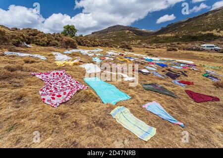 Lavanderia e vestiti lavati che asciugano al sole sulla terra, Simien montagna Etiopia Foto Stock