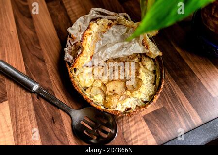 Rustic gamba arrosto di agnello e patate Dauphinoise Foto Stock