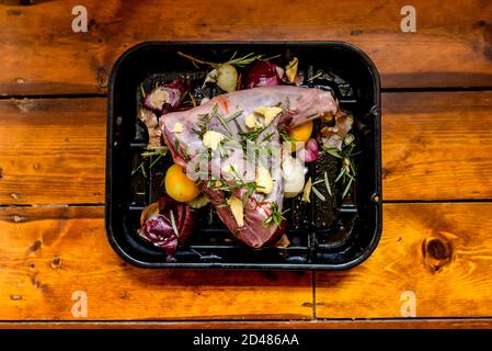 Rustic gamba arrosto di agnello e patate Dauphinoise Foto Stock