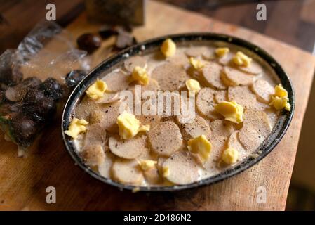 Rustic gamba arrosto di agnello e patate Dauphinoise Foto Stock