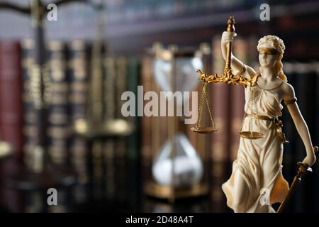 Concetto di diritto e giustizia. Gavel del giugde, scultura Themis e scala della giustizia nella biblioteca di corte. Foto Stock