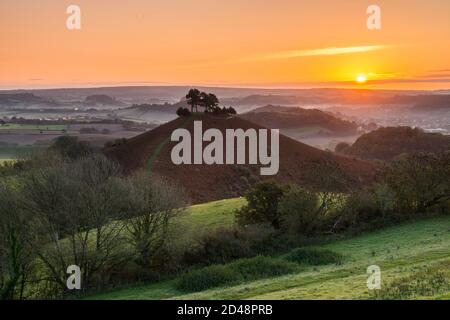 Bridport, Dorset, Regno Unito. 9 ottobre 2020. Regno Unito Meteo. Un'alba autunnale con una leggera nebbia sui campi e sulle colline dietro Colmers Hill vicino a Bridport in Dorset. Picture Credit: Graham Hunt/Alamy Live News Foto Stock