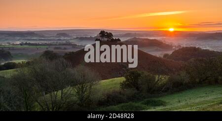 Bridport, Dorset, Regno Unito. 9 ottobre 2020. Regno Unito Meteo. Un'alba autunnale con una leggera nebbia sui campi e sulle colline dietro Colmers Hill vicino a Bridport in Dorset. Picture Credit: Graham Hunt/Alamy Live News Foto Stock