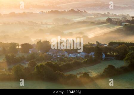 Bridport, Dorset, Regno Unito. 9 ottobre 2020. Regno Unito Meteo. Una leggera nebbia sui campi e sulle colline vicino a Bridport in Dorset poco dopo l'alba. Picture Credit: Graham Hunt/Alamy Live News Foto Stock