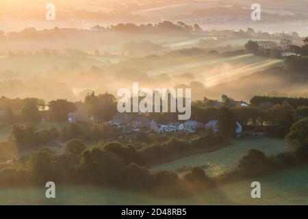 Bridport, Dorset, Regno Unito. 9 ottobre 2020. Regno Unito Meteo. Una leggera nebbia sui campi e sulle colline vicino a Bridport in Dorset poco dopo l'alba. Picture Credit: Graham Hunt/Alamy Live News Foto Stock