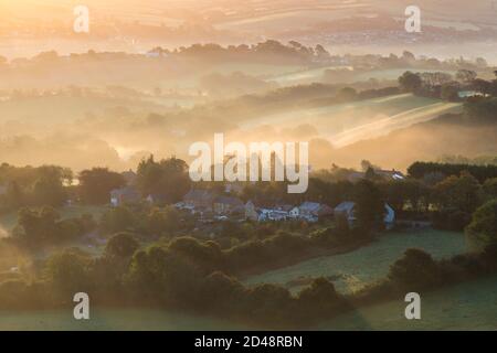 Bridport, Dorset, Regno Unito. 9 ottobre 2020. Regno Unito Meteo. Una leggera nebbia sui campi e sulle colline vicino a Bridport in Dorset poco dopo l'alba. Picture Credit: Graham Hunt/Alamy Live News Foto Stock