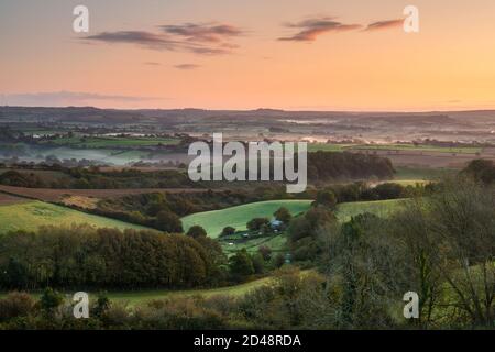 Bridport, Dorset, Regno Unito. 9 ottobre 2020. Regno Unito Meteo. Una leggera nebbia sui campi e sulle colline vicino a Bridport in Dorset poco dopo l'alba. Picture Credit: Graham Hunt/Alamy Live News Foto Stock