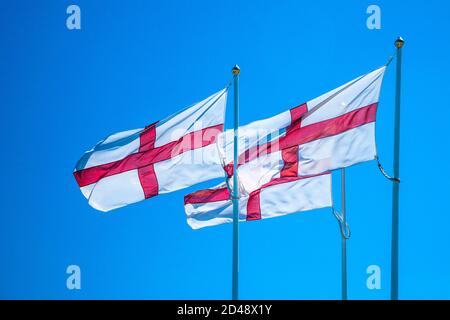 Tre bandiere inglesi lungo la A1 al confine tra Scozia e Inghilterra vicino a Berwick-upon-Tweed. Foto Stock