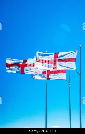 Tre bandiere inglesi lungo la A1 al confine tra Scozia e Inghilterra vicino a Berwick-upon-Tweed. Foto Stock