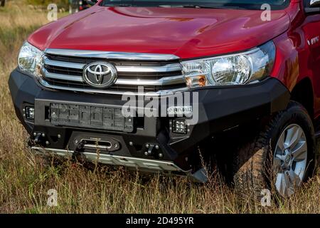 Ucraina Kiev 10 ottobre 2020: Nuovo pickup 4x4 rosso con cabina doppia Toyota Hilux, con paraurti in metallo rinforzato e verricello. Marca di auto giapponese. Foto Stock