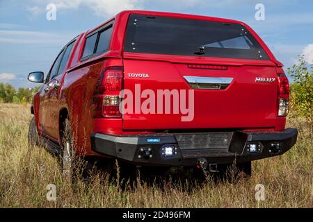 Ucraina Kiev 10 ottobre 2020: Nuovo pickup 4x4 rosso con cabina doppia Toyota Hilux, con paraurti in metallo rinforzato e verricello. Marca di auto giapponese. Foto Stock