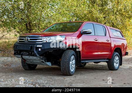 Ucraina Kiev 10 ottobre 2020: Nuovo pickup 4x4 rosso con cabina doppia Toyota Hilux, con paraurti in metallo rinforzato e verricello. Marca di auto giapponese. Foto Stock