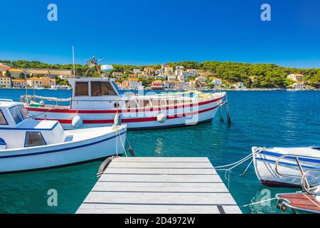 Barche sul lungomare nella città di Lussino sull'isola di Lussino, costa adriatica in Croazia Foto Stock